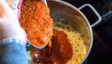 Cum sa faci sos pentru spaghete. Nu exista reteta mai rapida #Spaghete #SosSpaghete