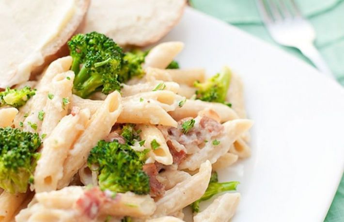 Cum se prepara Penne Alfredo cu bacon si broccoli?