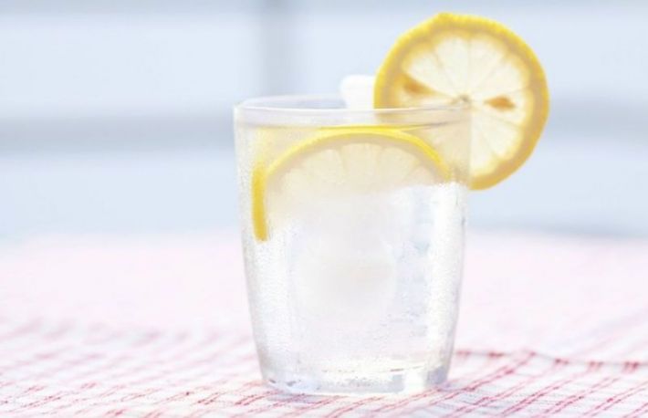 Cum sa obtii beneficii de la consumul de apa cu lamaie?