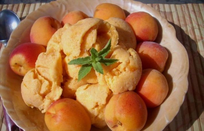 Inghetata de caise cu crema de ou