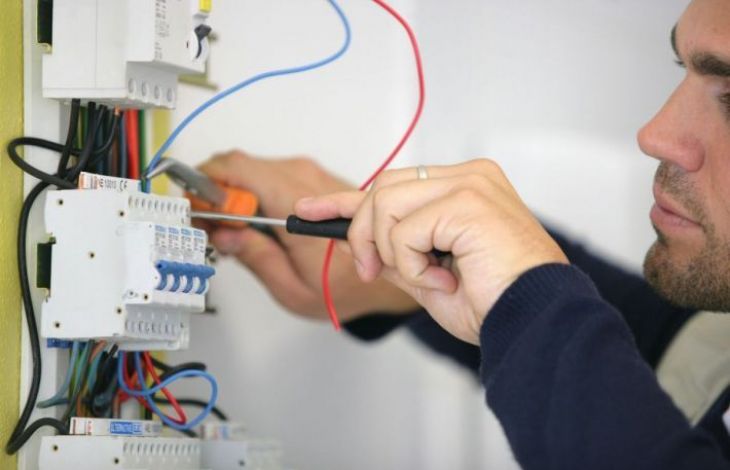 Cum sa devii electrician in Marea Britanie?