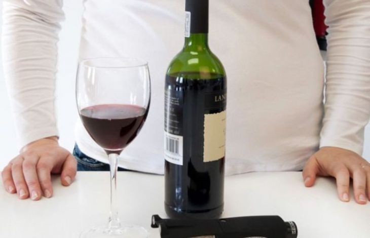 Cum sa deschizi o sticla de vin fara tirbuson