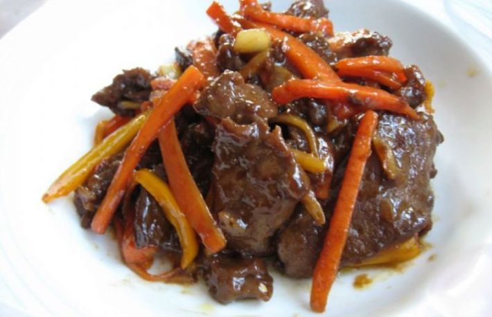 Carne de vita cu sote de morcovi