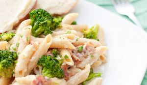 Cum se prepara Penne Alfredo cu bacon si broccoli?