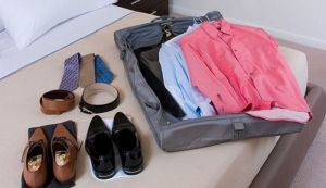 Cum sa impachetezi lucrurile in valiza ca sa economisesti spatiu?