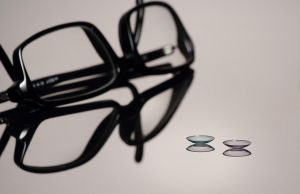 Afla care este diferenta dintre ochelari de vedere si lentilele de contact