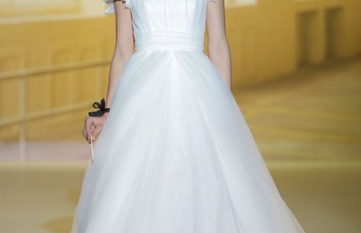Rochii de mireasa pentru primavara 2014 de la Jesus Peiro