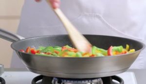 4 metode de a mentine mancarea calda